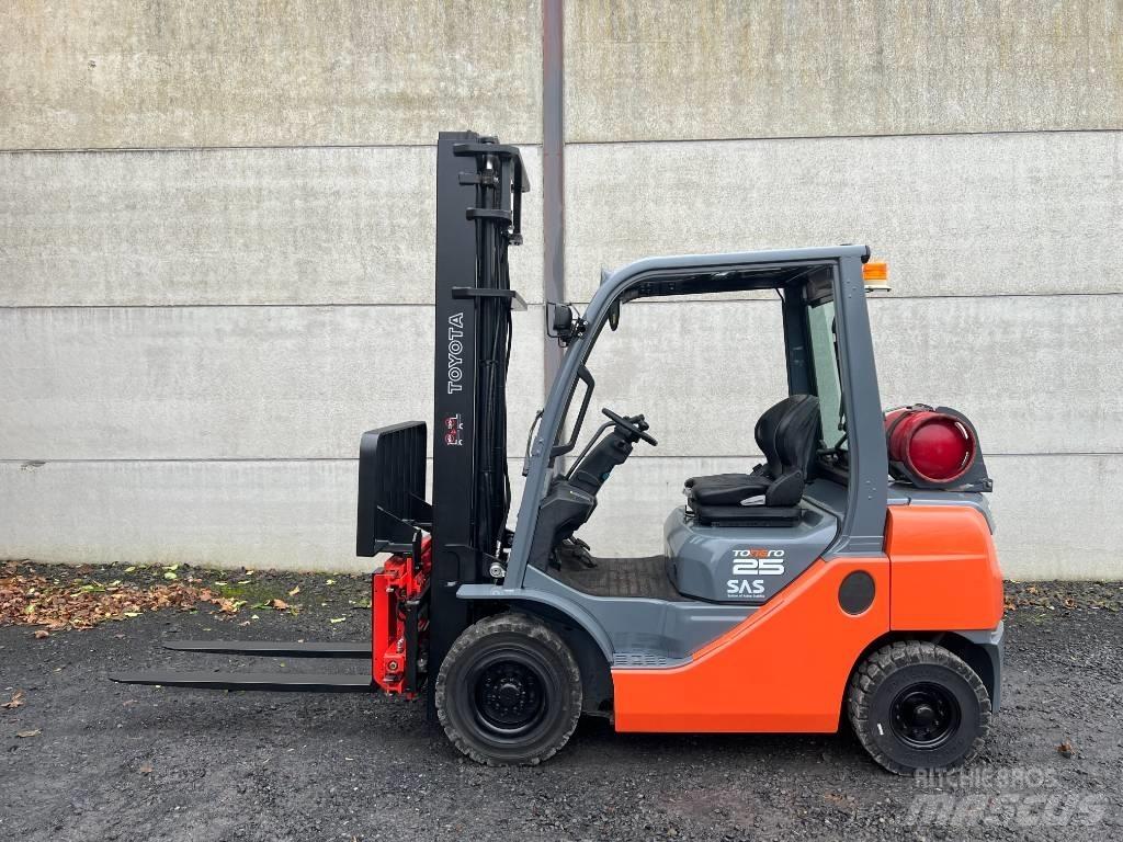 Toyota 02-8 FGF 25 Камиони с АГУ