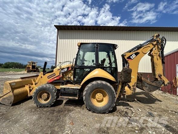 CAT 420F Товарач със заден ексватор