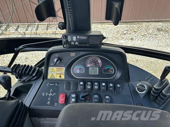 CAT 420F Товарач със заден ексватор
