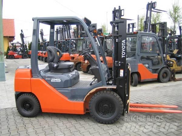 Toyota 02-8FG25 Камиони с АГУ