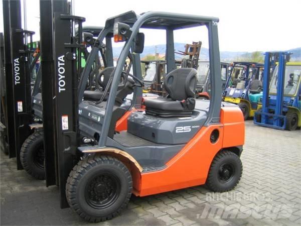 Toyota 02-8FG25 Камиони с АГУ