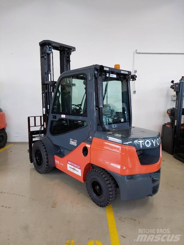 Toyota 52-8 FDJF 35 Дизелови камиони