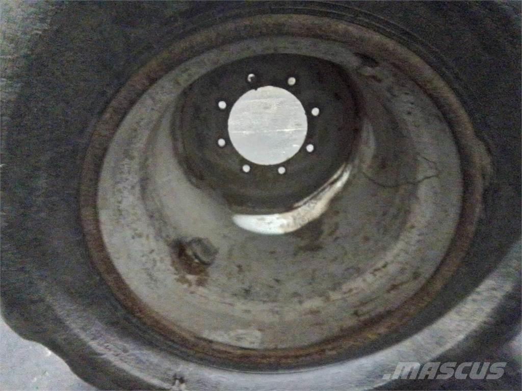 Valmet 820 24x22,5 Гуми