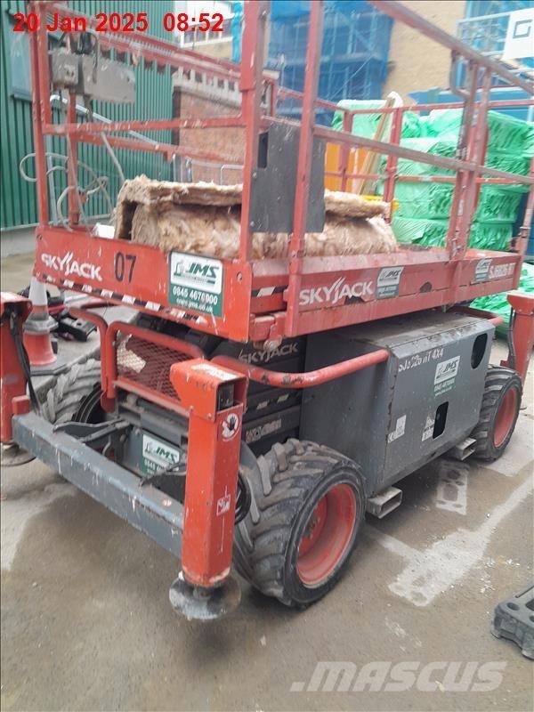 SkyJack 6832 RT Ножични работни платформи