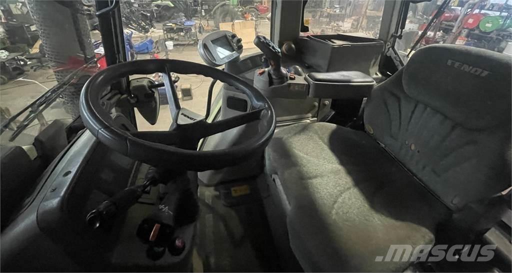 Fendt 820 Vario Трактори