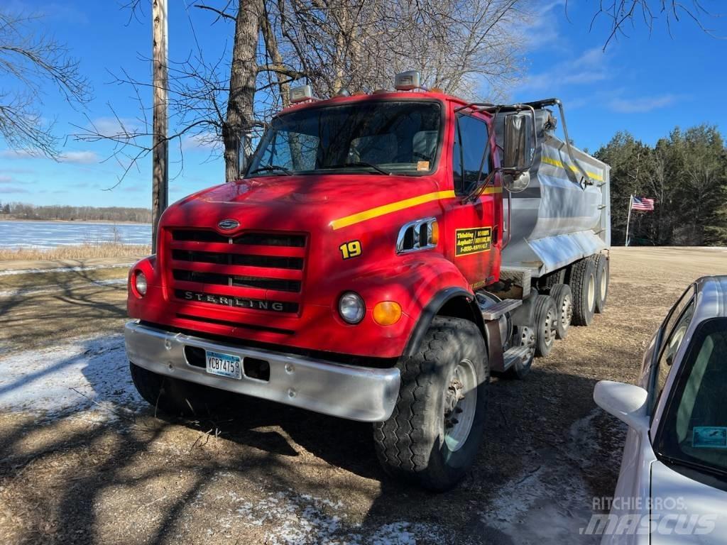 Sterling L 7500 Самосвал