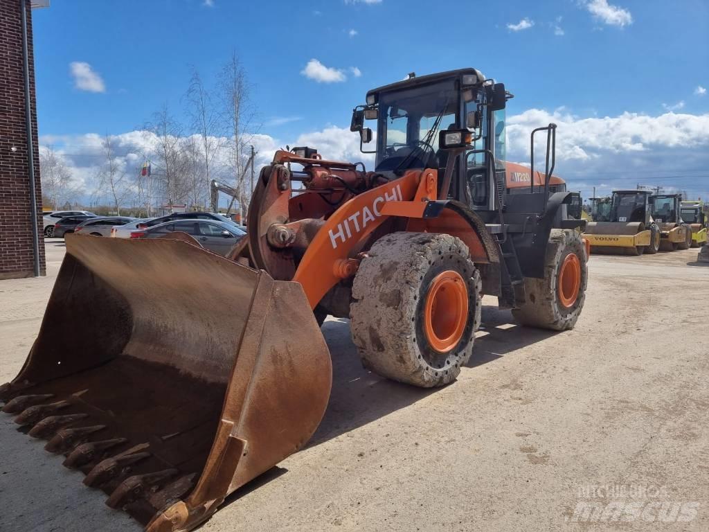 Hitachi ZW 220 Колесни товарачи