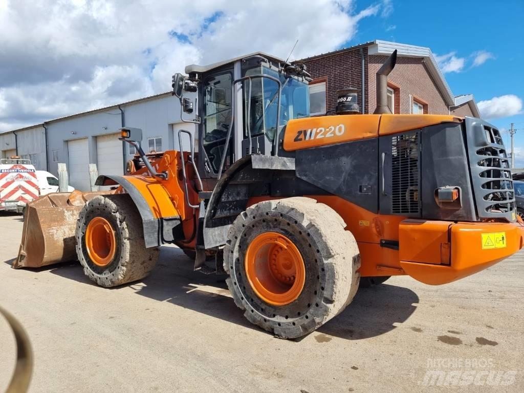 Hitachi ZW 220 Колесни товарачи