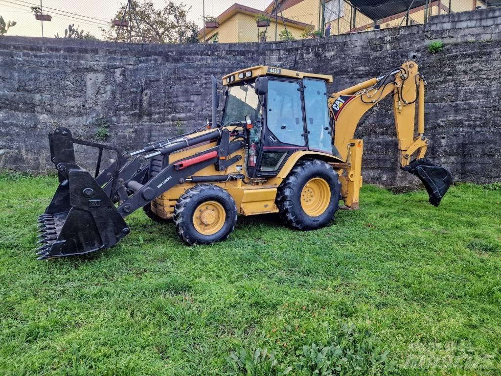CAT 442 D Товарач със заден ексватор