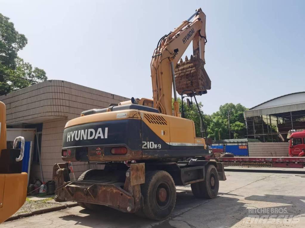 Hyundai R210W-9 Колесни екскаватори