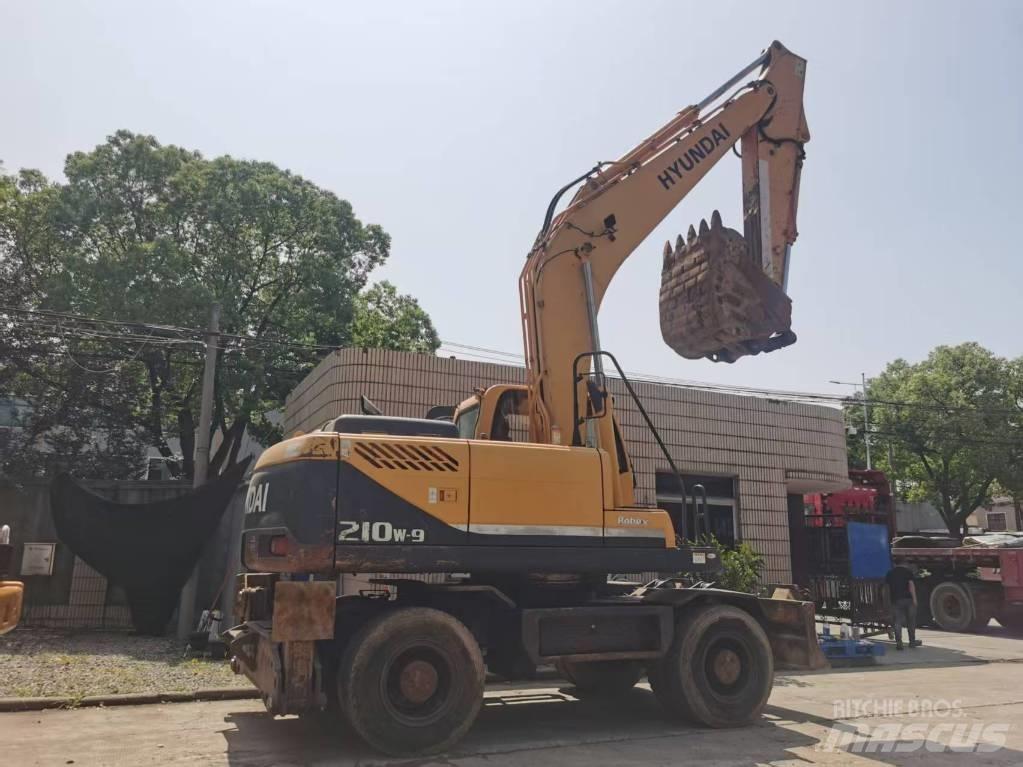 Hyundai R210W-9 Колесни екскаватори