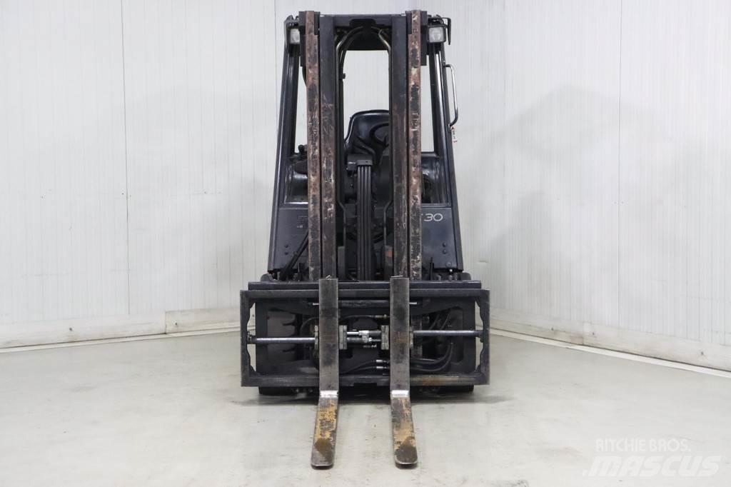 Linde E30-02 Електрически вилични кари-повдигачи