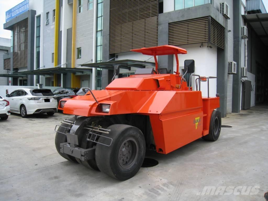 Sakai TZ 701 Пневматични гумени  ролки
