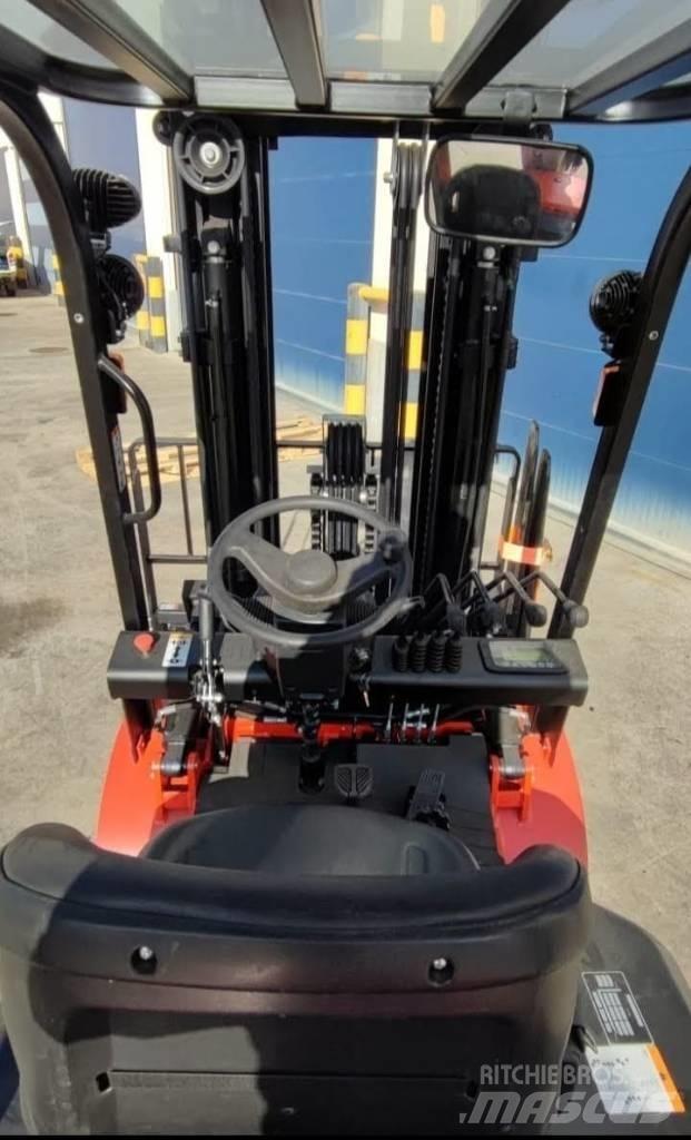 EP EQUIPMENT EFL302 Електрически вилични кари-повдигачи
