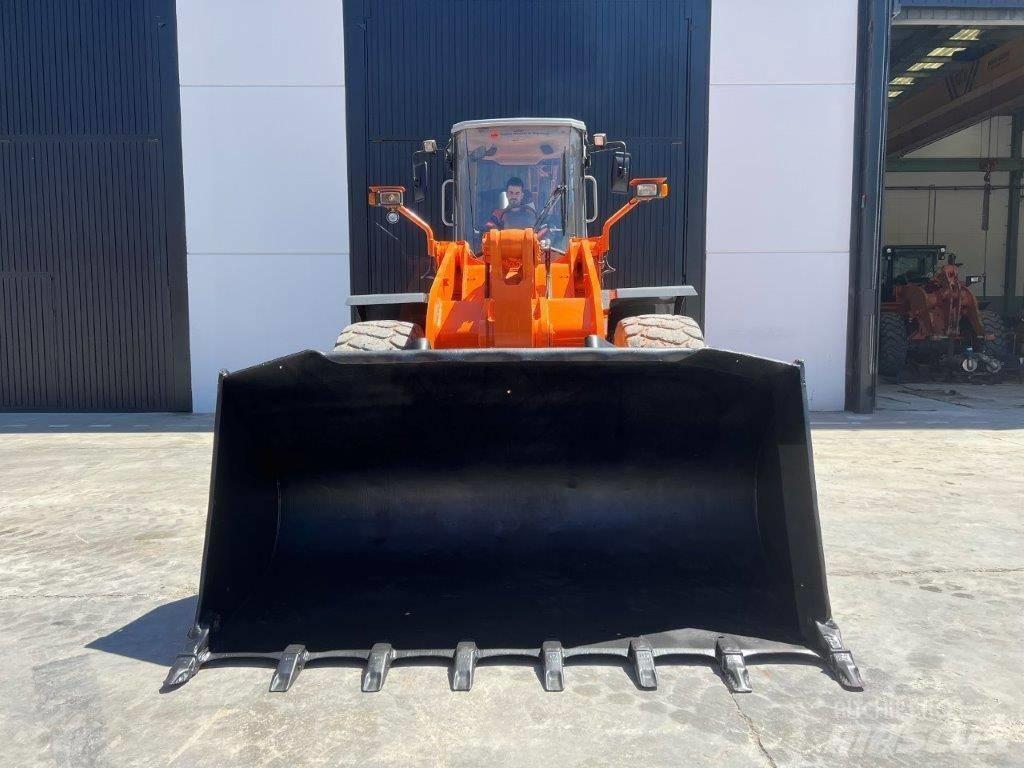 Hitachi LX 210 E Колесни товарачи