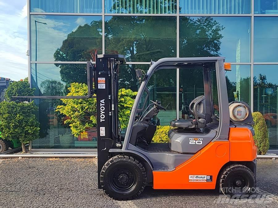 Toyota 02-8FGF20 Камиони с АГУ