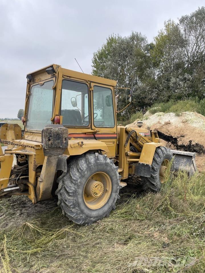 Hydrema 807 Товарач със заден ексватор