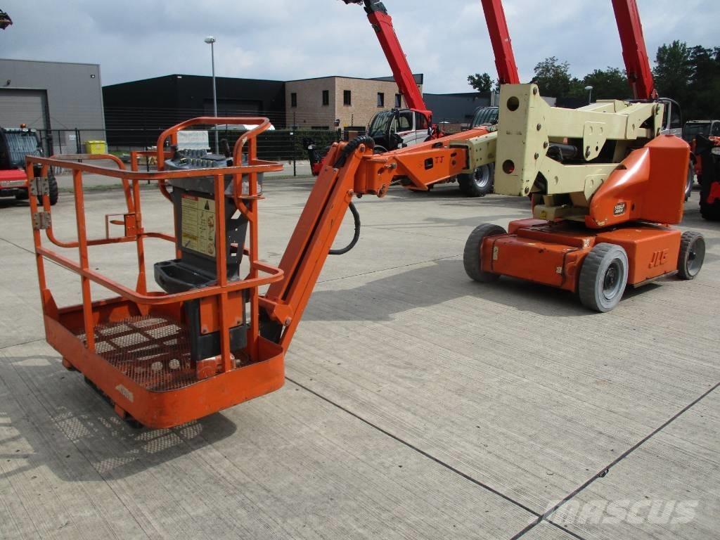 JLG E400 AJPN (048) Компактни самоходни стрелови подемници

