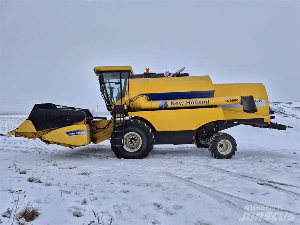 New Holland TC5050 Комбайни
