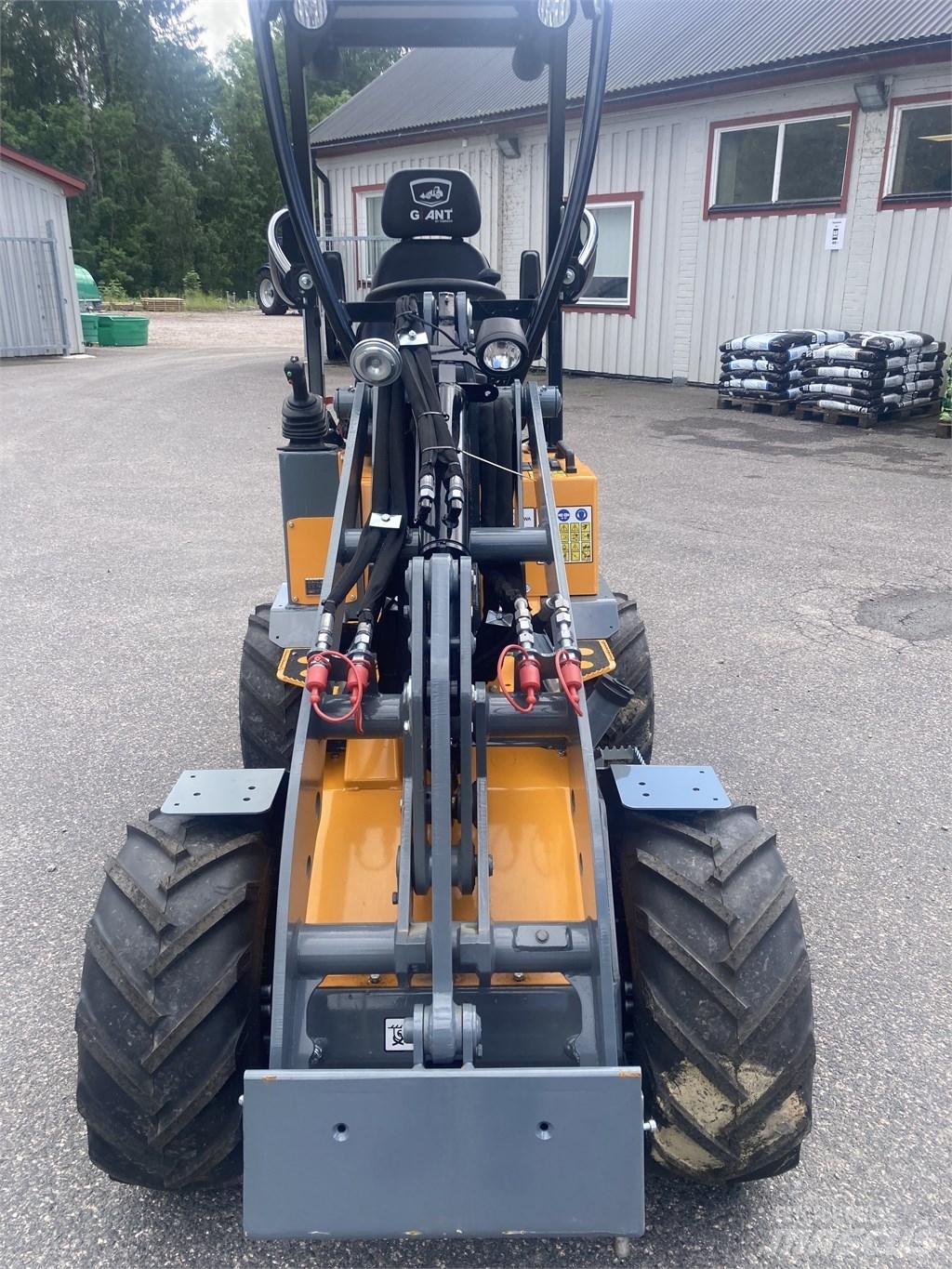 GiANT G1100 Многофункционални товарачи