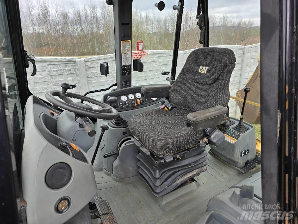 CAT 428 D Товарач със заден ексватор
