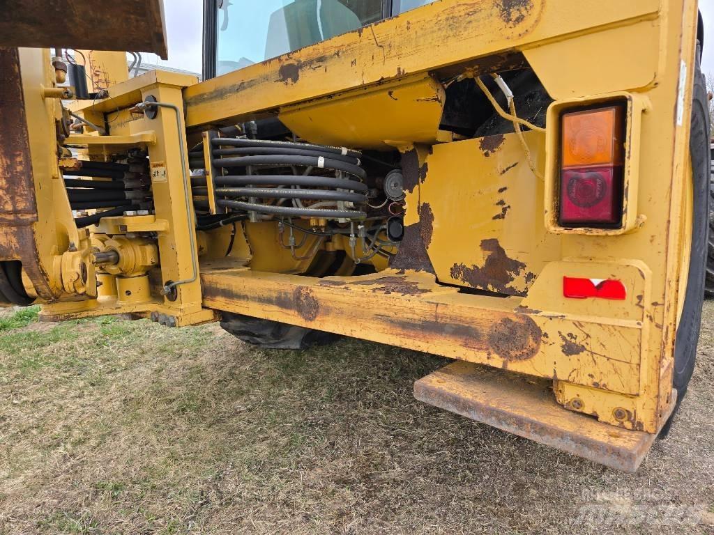 CAT 428 D Товарач със заден ексватор