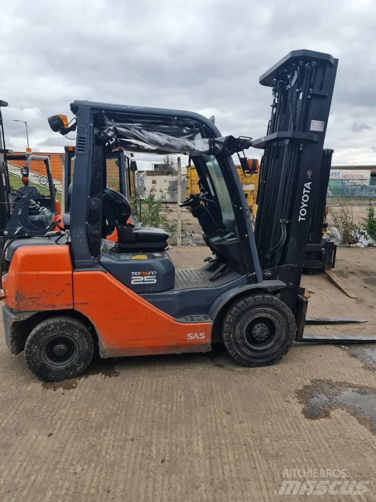 Toyota 02-8 FGF 25 Камиони с АГУ