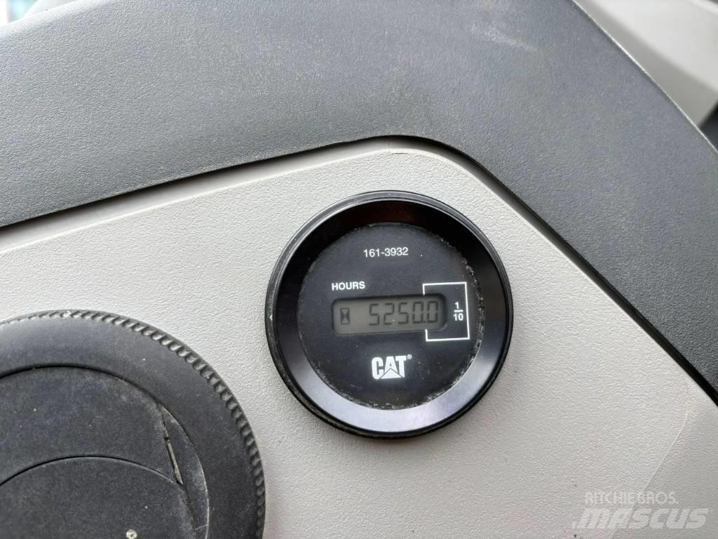 CAT 432E Товарач със заден ексватор