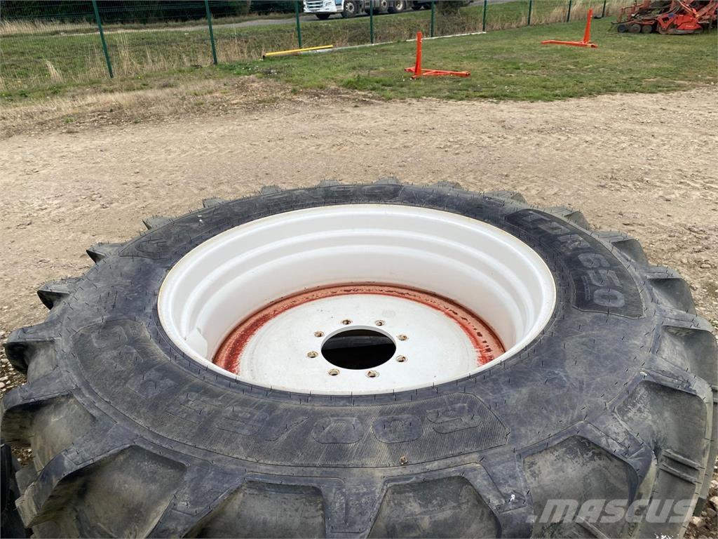 Kuhn 600/65R38 Колелета/Гуми