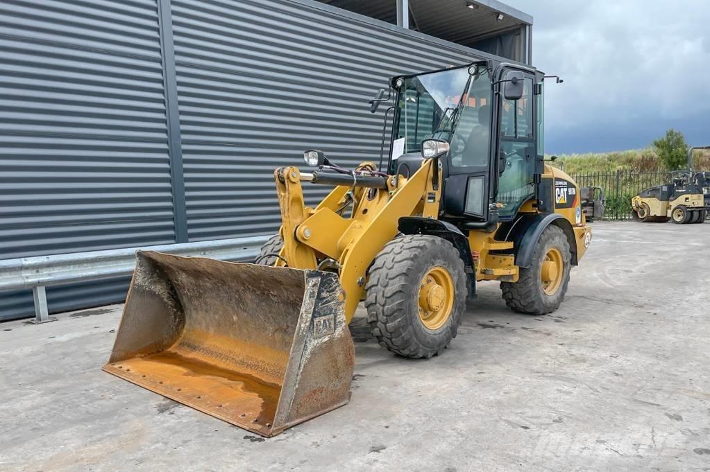 CAT 907M Колесни товарачи