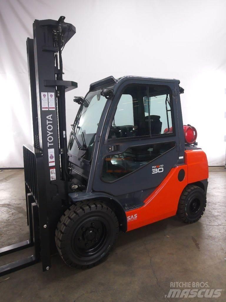 Toyota 02-8FGF30 Камиони с АГУ