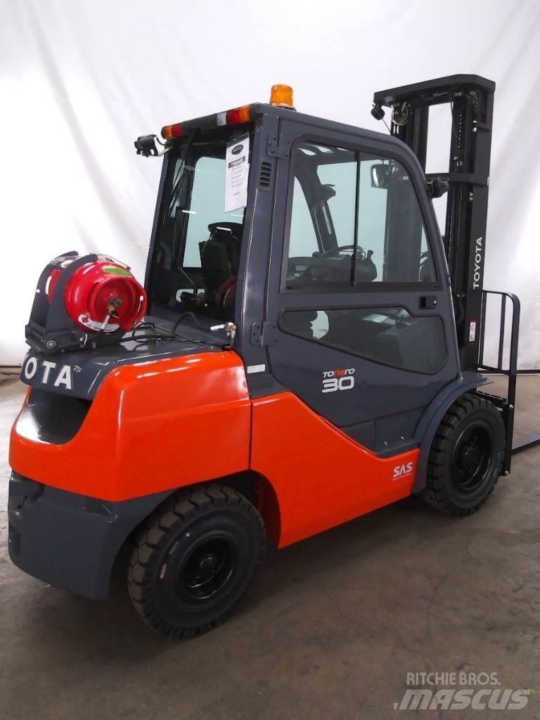 Toyota 02-8FGF30 Камиони с АГУ