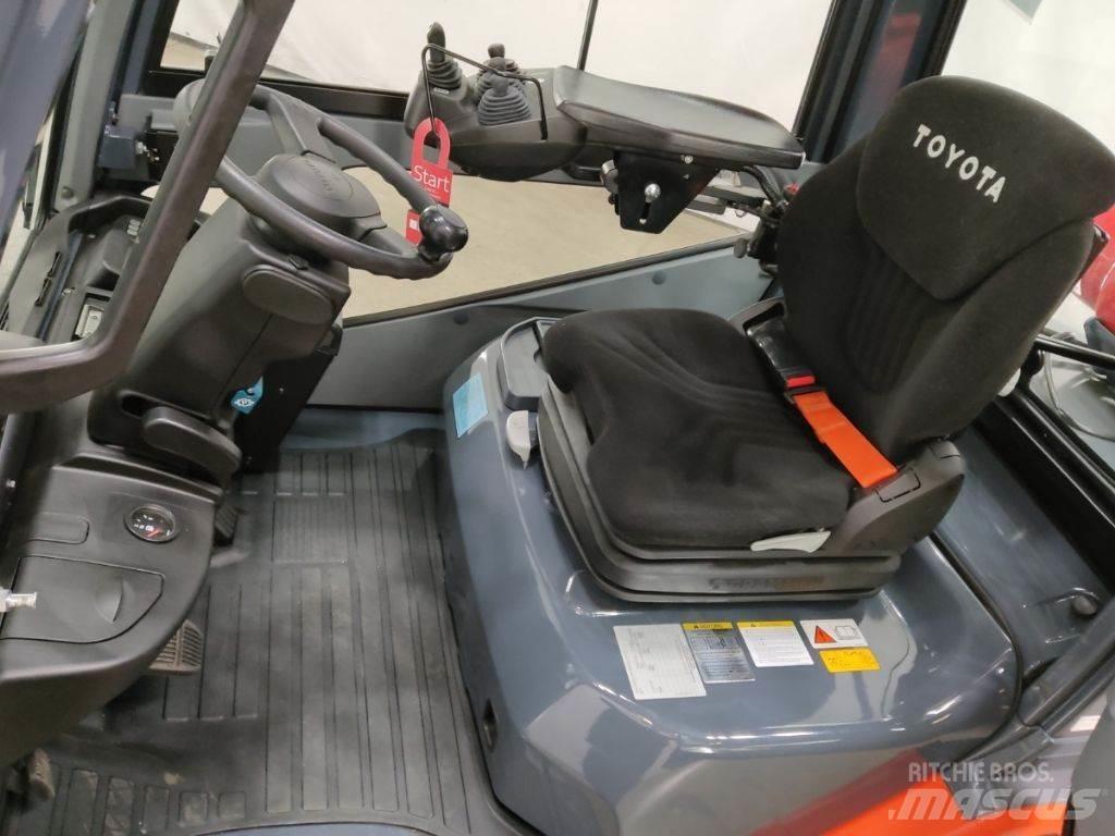 Toyota 02-8FGF30 Камиони с АГУ