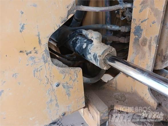 CAT 982M Колесни товарачи