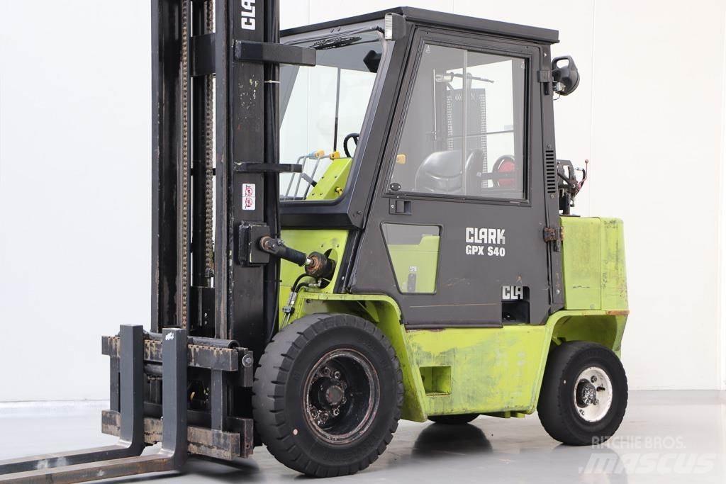 Clark GPX 40 Камиони с АГУ