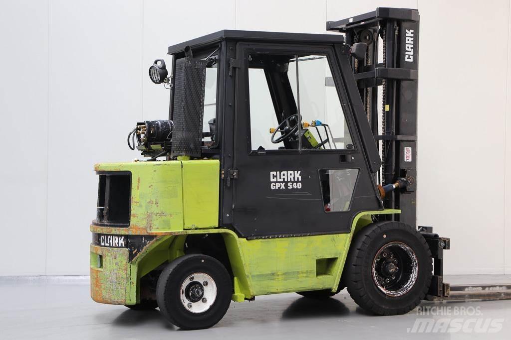 Clark GPX 40 Камиони с АГУ