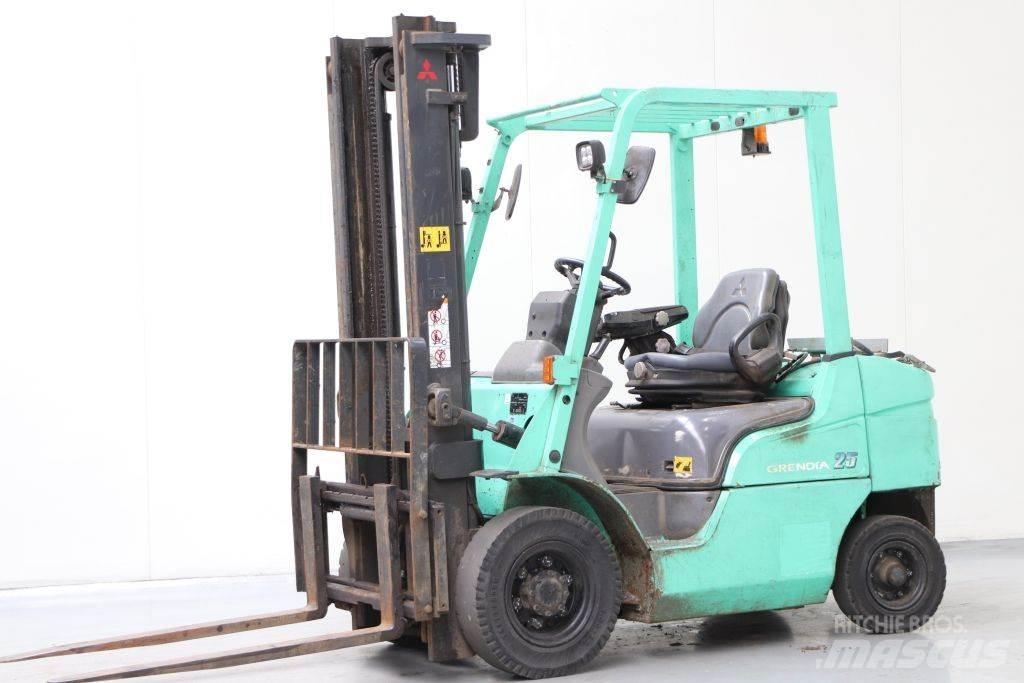 Mitsubishi FG25NT Камиони с АГУ