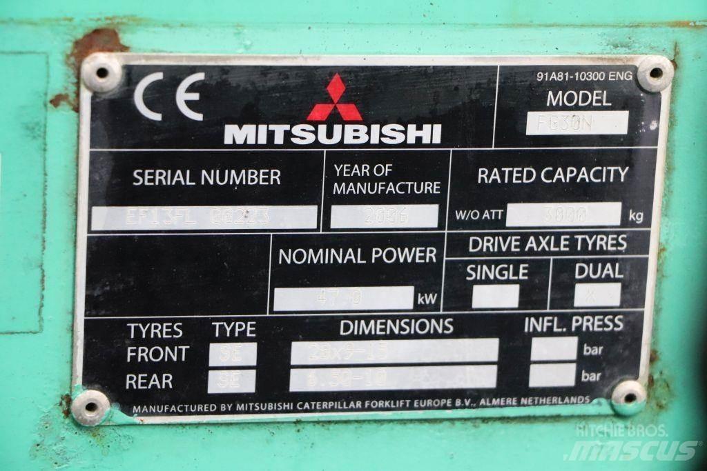 Mitsubishi FG30N Камиони с АГУ
