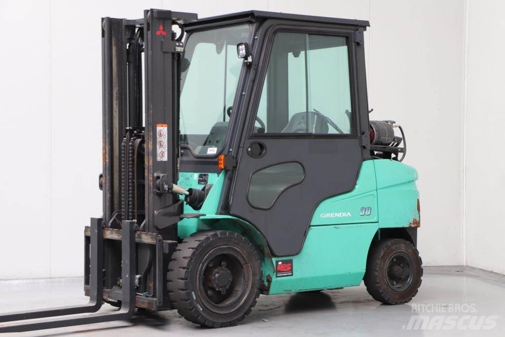 Mitsubishi FG30NT Камиони с АГУ