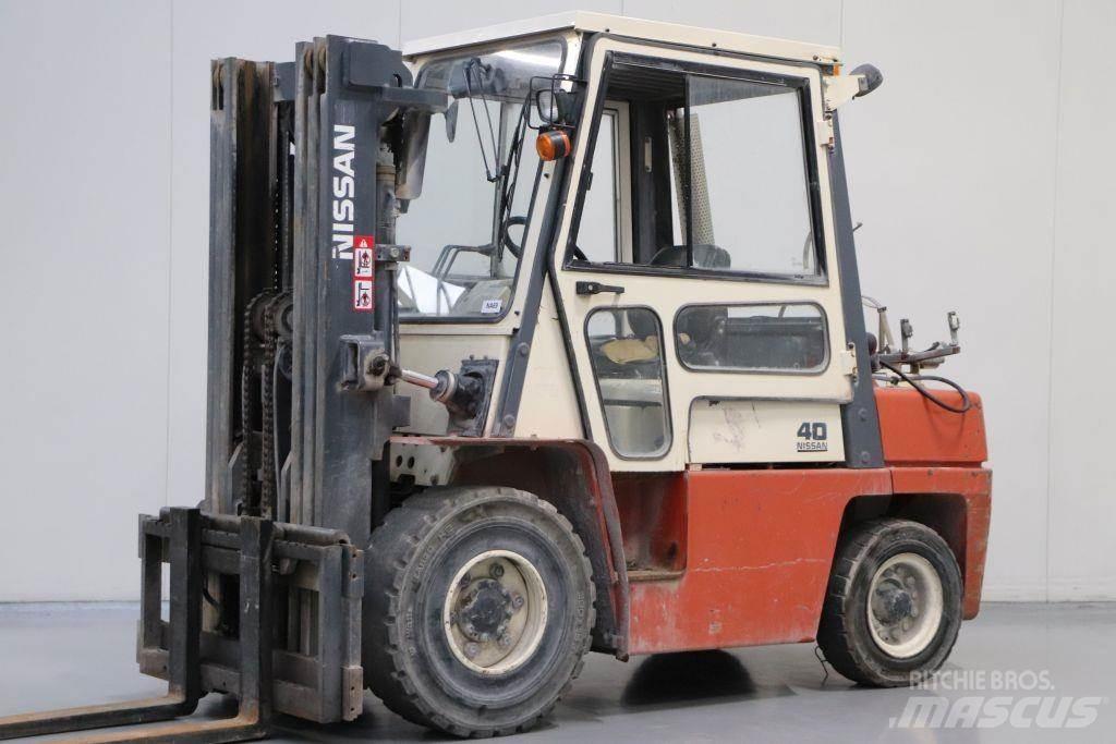 Nissan BF03A35U Камиони с АГУ