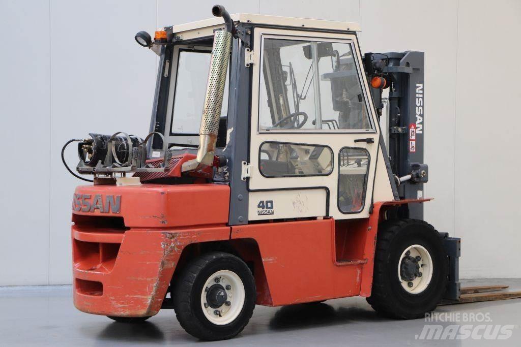 Nissan BF03A35U Камиони с АГУ
