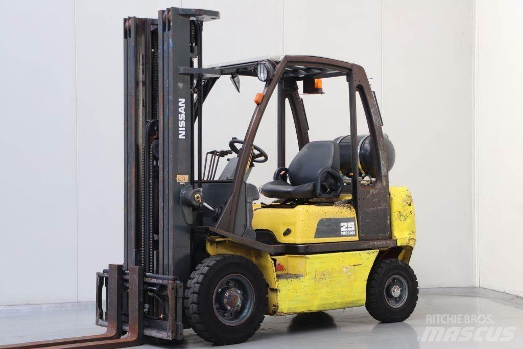 Nissan UD02A25PQ Камиони с АГУ