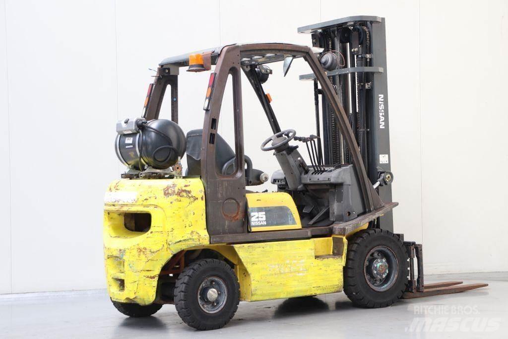 Nissan UD02A25PQ Камиони с АГУ