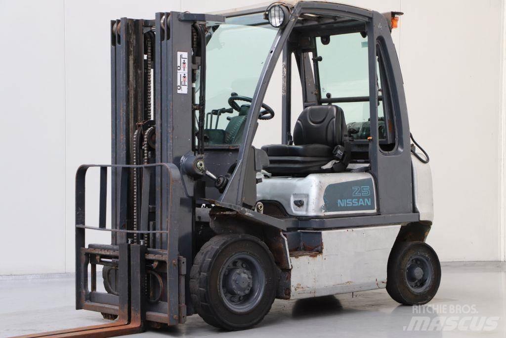 Nissan UD02A25PQ Камиони с АГУ