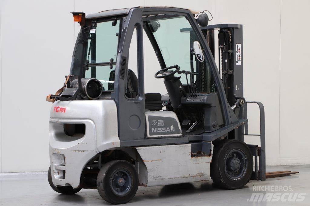 Nissan UD02A25PQ Камиони с АГУ