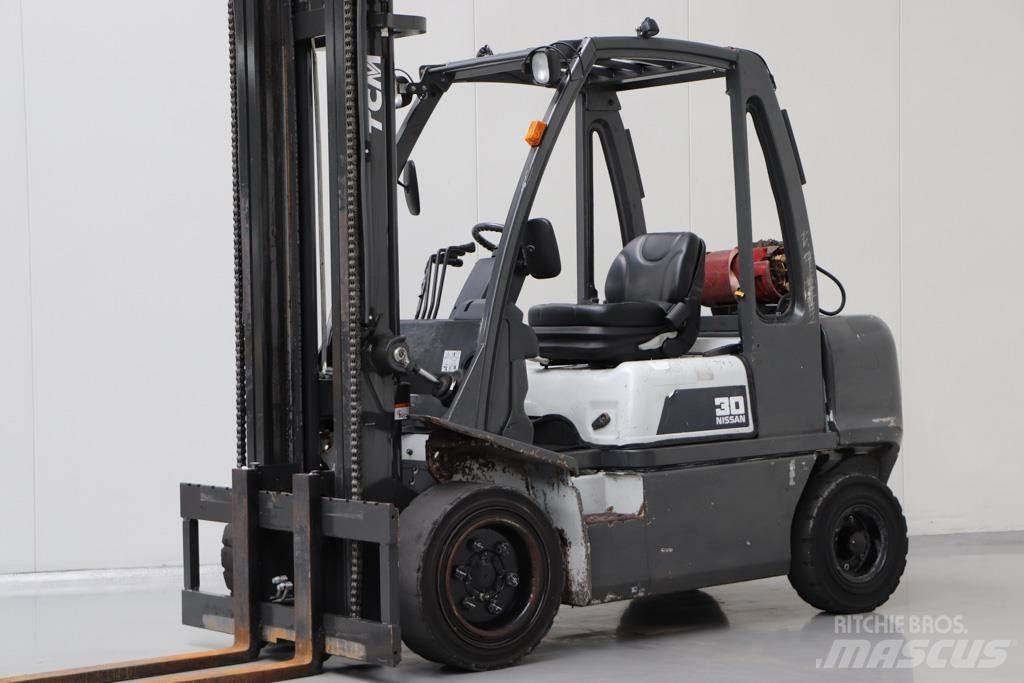 Nissan UG1D2A30LQ Камиони с АГУ