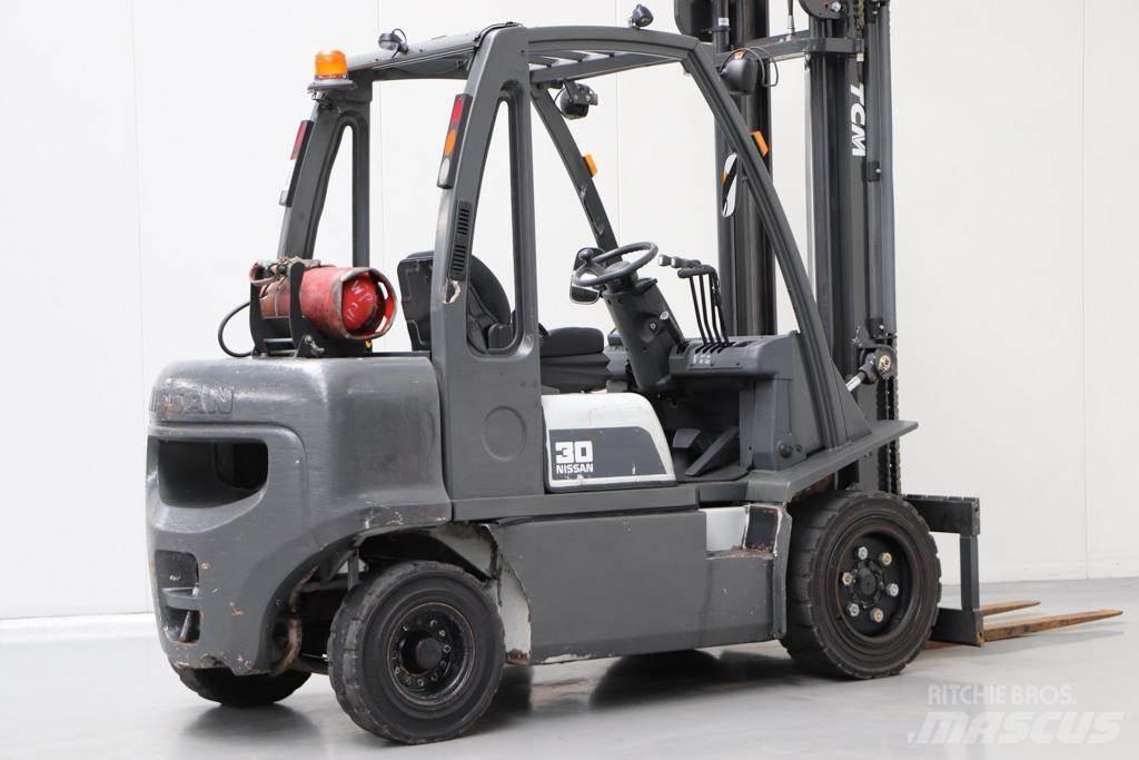 Nissan UG1D2A30LQ Камиони с АГУ