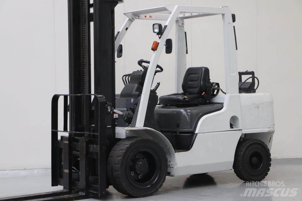 Nissan UG1F2A35DU Камиони с АГУ