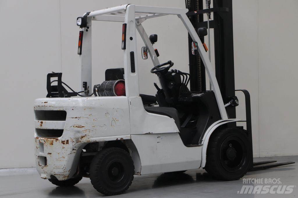 Nissan UG1F2A35DU Камиони с АГУ
