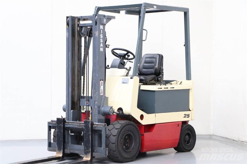 Nissan UM02L25U Електрически вилични кари-повдигачи